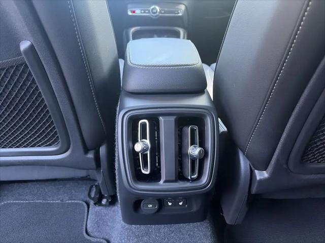 2026 Volvo XC40 Plus, B5 AWD Gas (mild hybrid), Dark