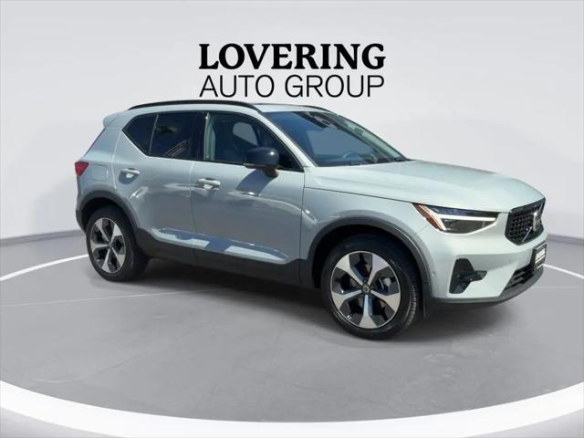2026 Volvo XC40 Plus, B5 AWD Gas (mild hybrid), Dark