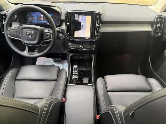 2026 Volvo XC40 Plus, B5 AWD Gas (mild hybrid), Dark