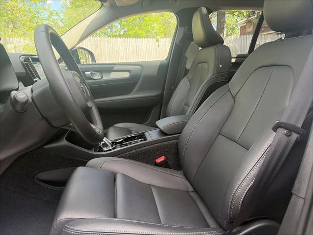 2026 Volvo XC40 Plus, B5 AWD Gas (mild hybrid), Dark