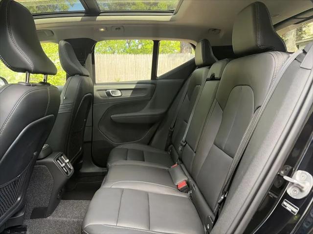 2026 Volvo XC40 Plus, B5 AWD Gas (mild hybrid), Dark
