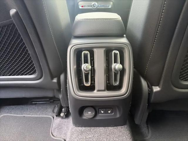 2026 Volvo XC40 Plus, B5 AWD Gas (mild hybrid), Dark