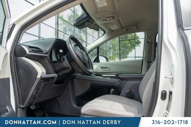 2022 Toyota Sienna LE