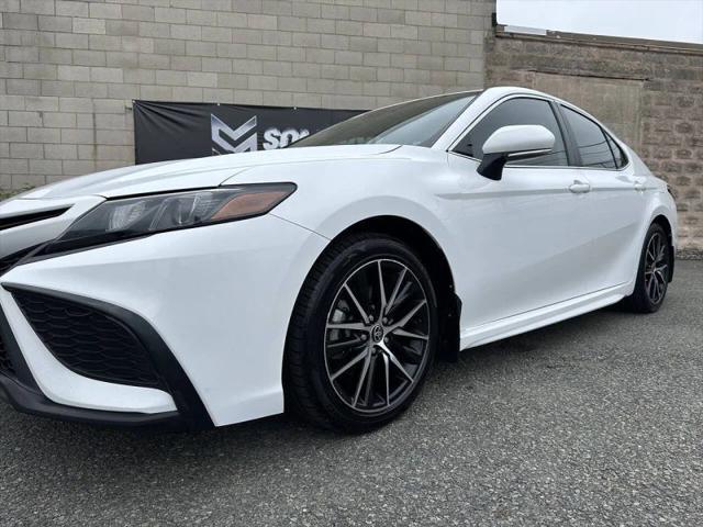 2022 Toyota Camry SE Hybrid