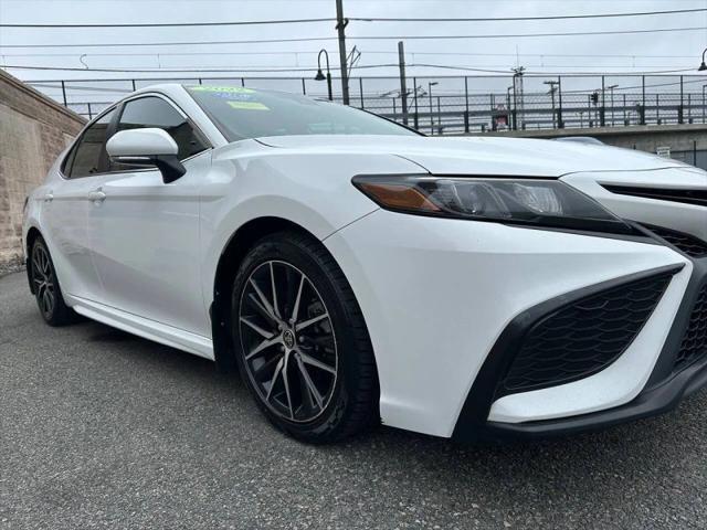 2022 Toyota Camry SE Hybrid