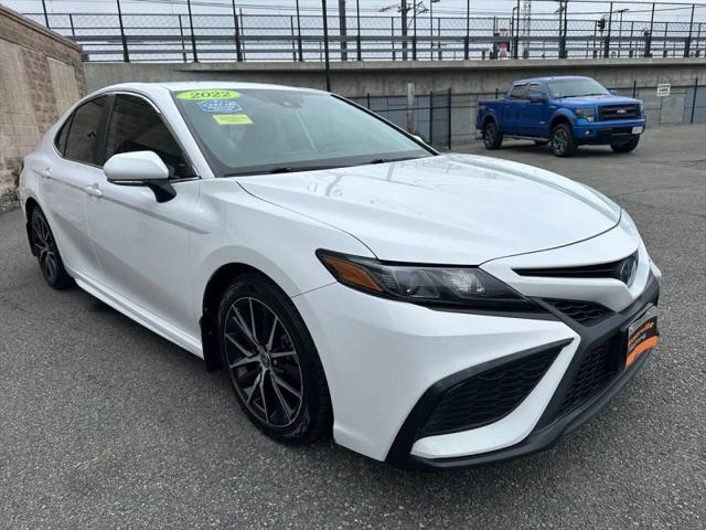 2022 Toyota Camry SE Hybrid