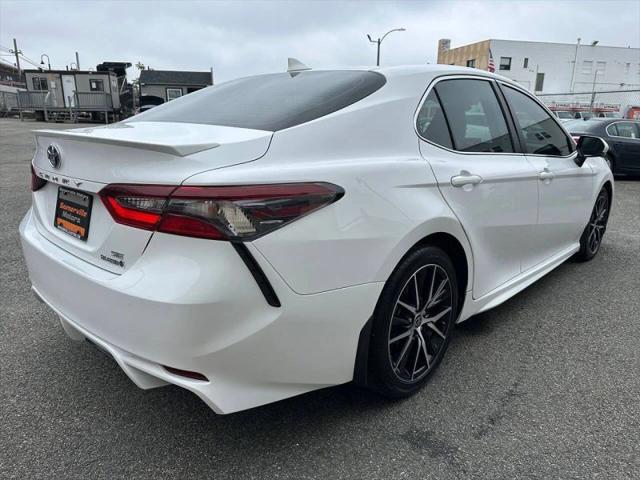 2022 Toyota Camry SE Hybrid