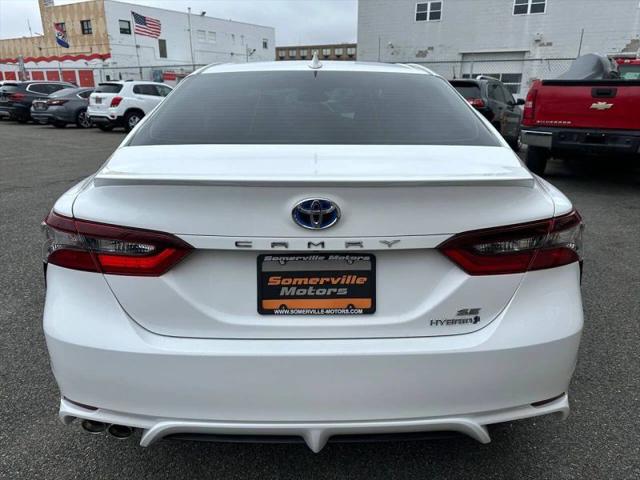 2022 Toyota Camry SE Hybrid