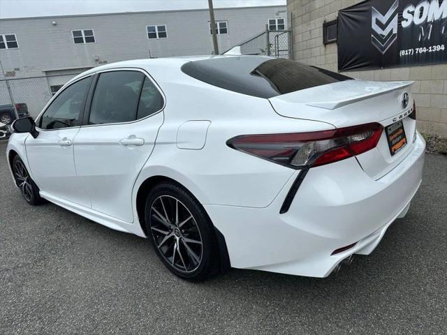 2022 Toyota Camry SE Hybrid