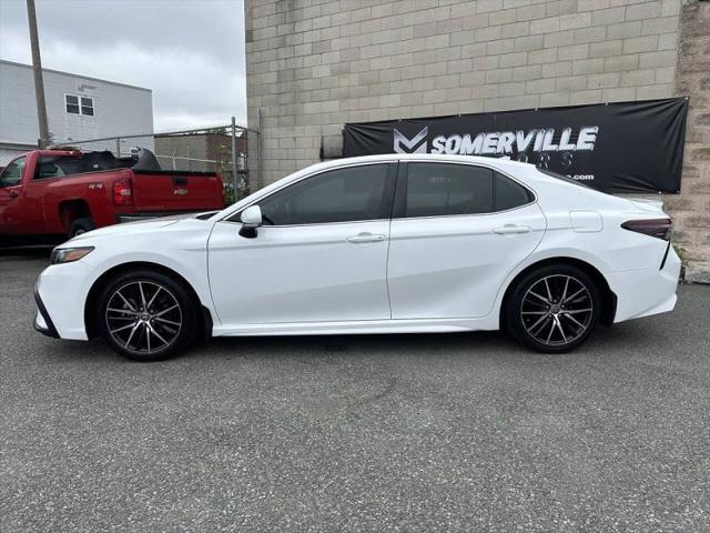 2022 Toyota Camry SE Hybrid