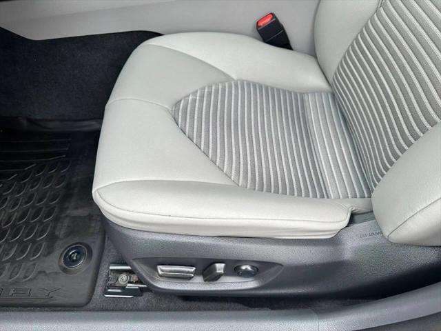2022 Toyota Camry SE Hybrid