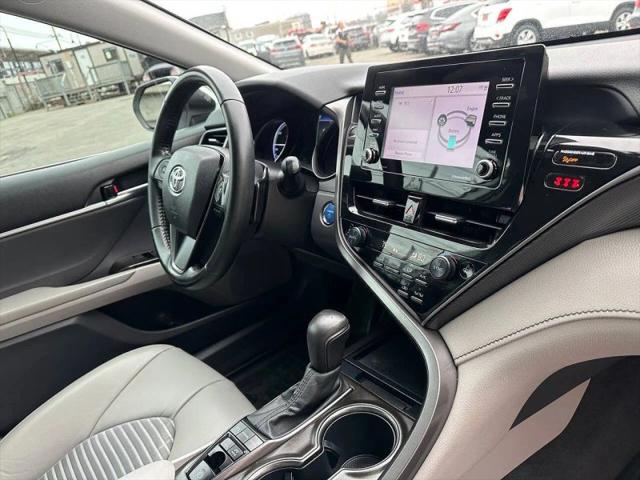 2022 Toyota Camry SE Hybrid