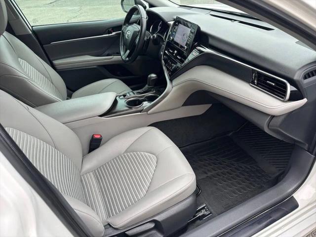 2022 Toyota Camry SE Hybrid