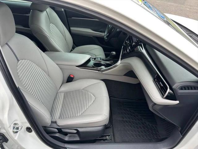 2022 Toyota Camry SE Hybrid