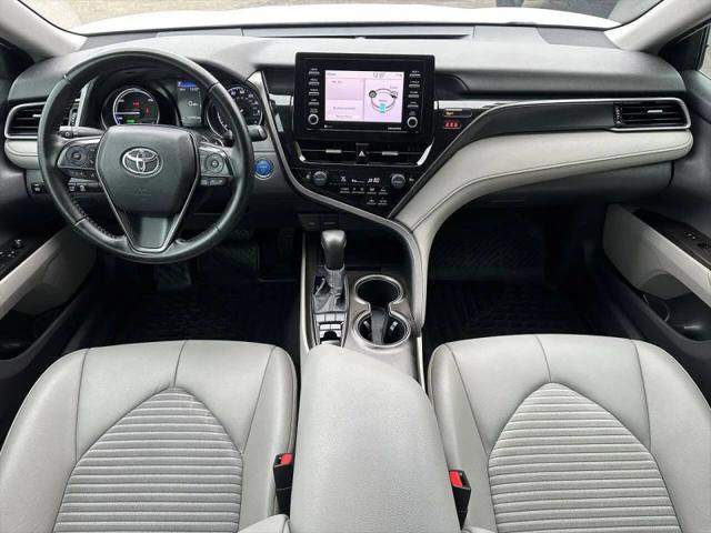 2022 Toyota Camry SE Hybrid