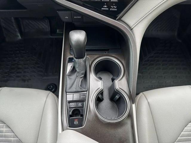 2022 Toyota Camry SE Hybrid