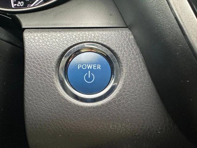 2022 Toyota Camry SE Hybrid
