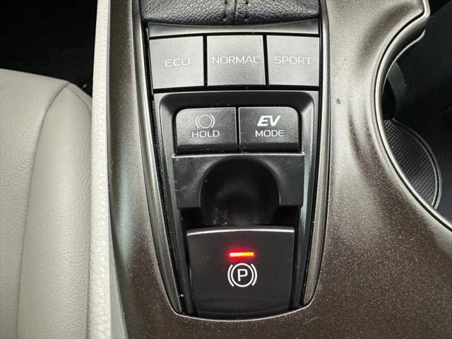 2022 Toyota Camry SE Hybrid