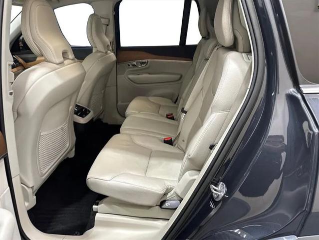 2022 Volvo XC90 T6 Momentum 7 Passenger