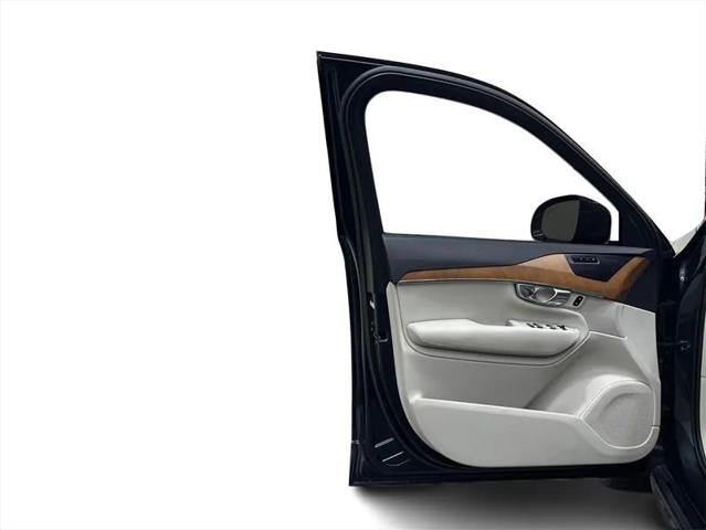 2022 Volvo XC90 T6 Momentum 7 Passenger