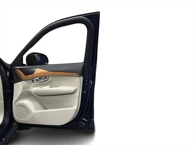 2022 Volvo XC90 T6 Momentum 7 Passenger