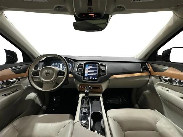 2022 Volvo XC90 T6 Momentum 7 Passenger