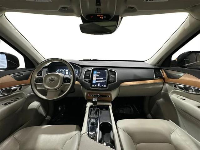 2022 Volvo XC90 T6 Momentum 7 Passenger