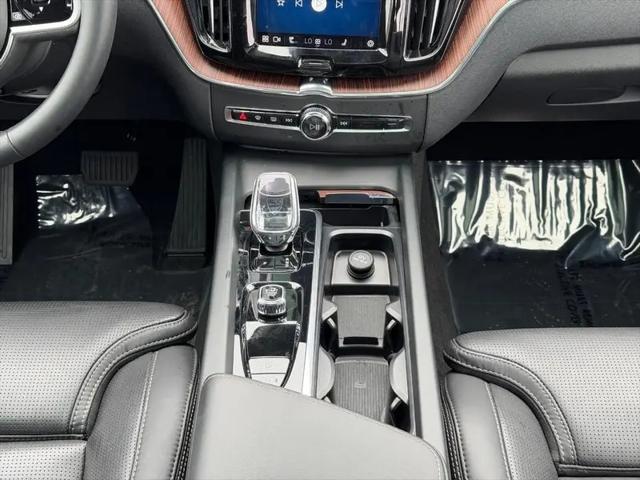 2023 Volvo XC60 B5 Ultimate Dark Theme