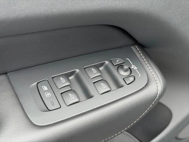 2023 Volvo XC60 B5 Ultimate Dark Theme