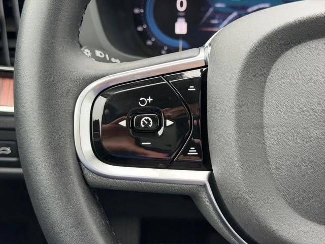 2023 Volvo XC60 B5 Ultimate Dark Theme