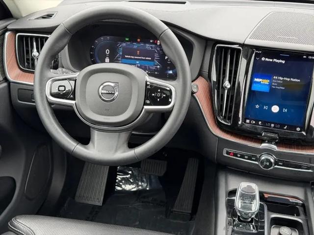 2023 Volvo XC60 B5 Ultimate Dark Theme