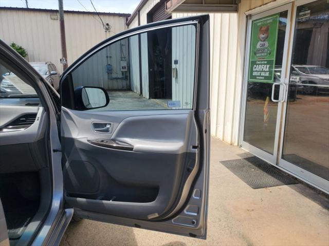 2017 Toyota Sienna XLE 8 Passenger