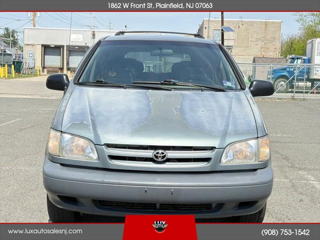 1999 Toyota Sienna LE