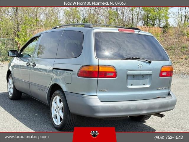 1999 Toyota Sienna LE