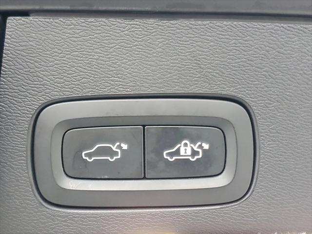 2023 Volvo XC60 Recharge T8 Plus Dark Theme