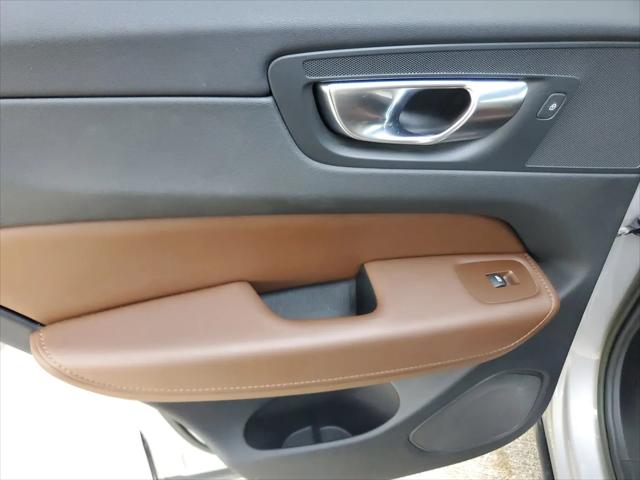 2023 Volvo XC60 Recharge T8 Plus Dark Theme