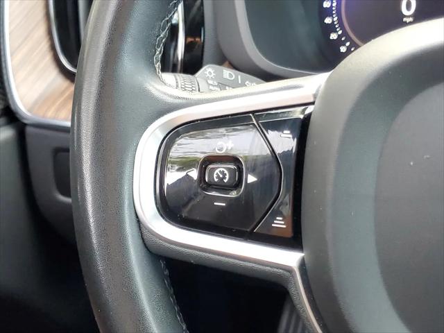 2023 Volvo XC60 Recharge T8 Plus Dark Theme