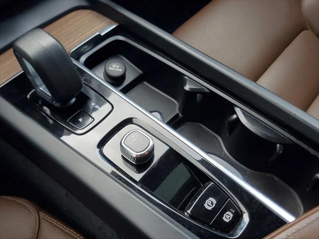 2023 Volvo XC60 Recharge T8 Plus Dark Theme