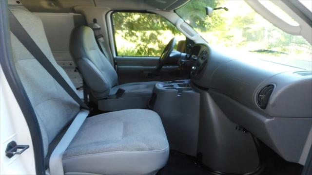 2004 Ford E-350 Super Duty E-350