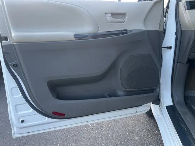 2012 Toyota Sienna LE V6 8 Passenger