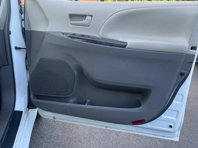 2012 Toyota Sienna LE V6 8 Passenger