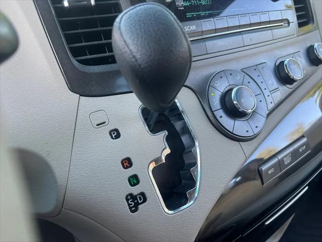 2012 Toyota Sienna LE V6 8 Passenger