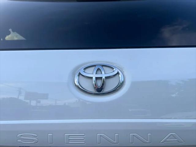 2012 Toyota Sienna LE V6 8 Passenger