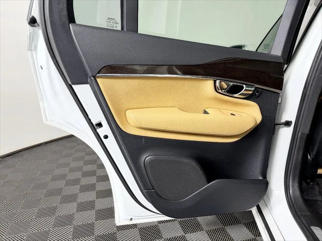 2016 Volvo XC90 T6 Momentum