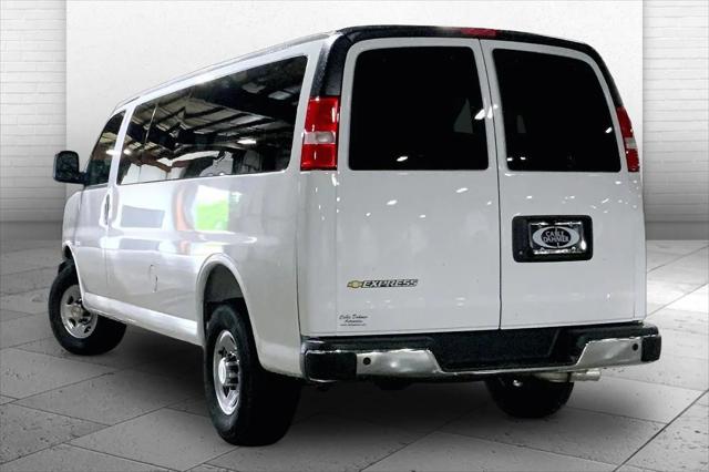 2026 Chevrolet Express Passenger 3500 Extended Wheelbase, LT, RWD