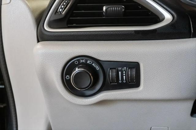 2022 Chrysler Voyager LX