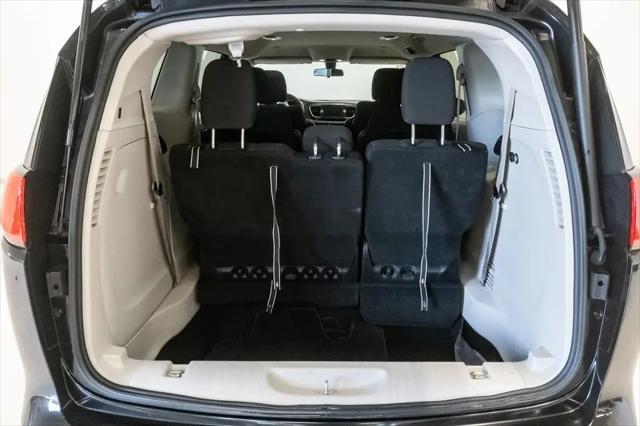 2022 Chrysler Voyager LX