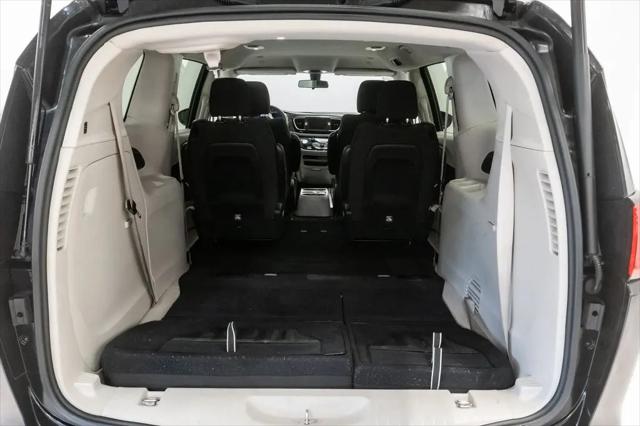 2022 Chrysler Voyager LX