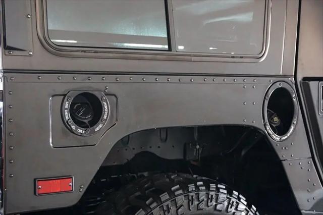 2006 HUMMER H1 Enclosed