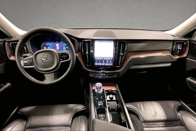 2023 Volvo XC60 B5 Ultimate Bright Theme